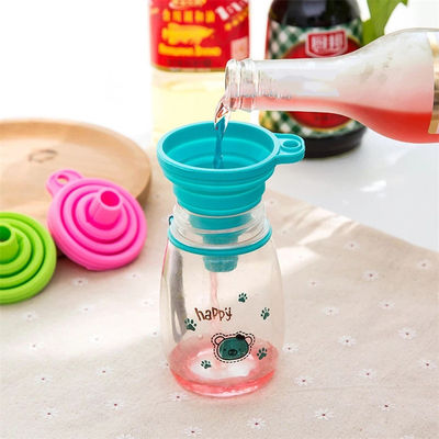 Um funil dobrável de silicone A adição perfeita à sua cozinha para distribuição de utensílios