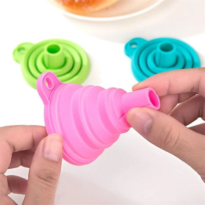 Um funil dobrável de silicone A adição perfeita à sua cozinha para distribuição de utensílios