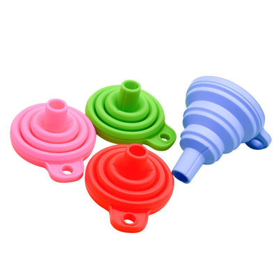 Um funil dobrável de silicone A adição perfeita à sua cozinha para distribuição de utensílios