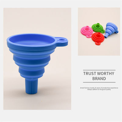 Um funil dobrável de silicone A adição perfeita à sua cozinha para distribuição de utensílios